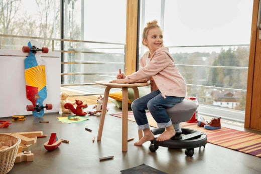 Kinderbureaustoel Ergokid, met opklapbare armleuningen Kinderbureaustoel Ergokid, met opklapbare armleuningen