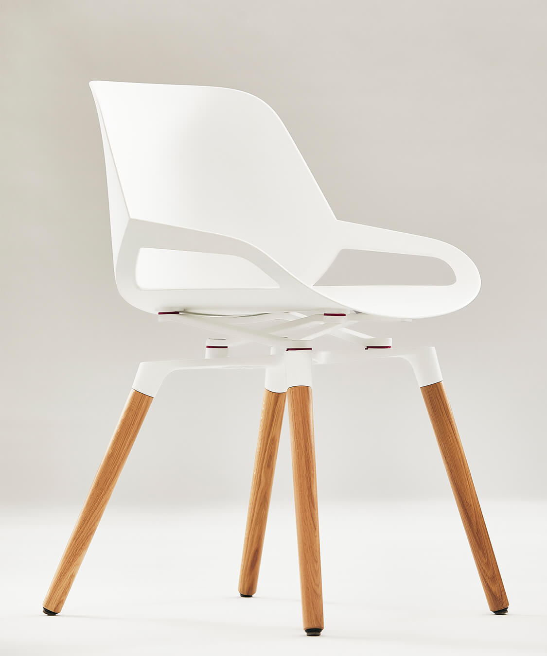 Aeris Numo with white seat shell and wooden legs