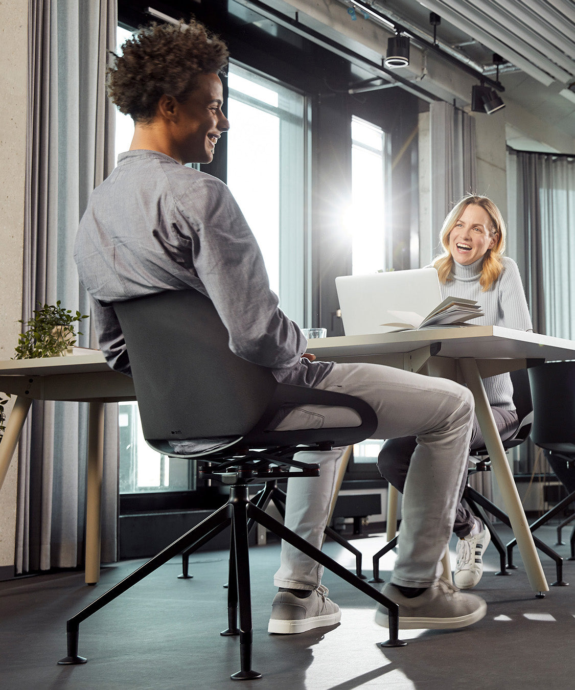 The Aeris Numo is the perfect meeting chair.