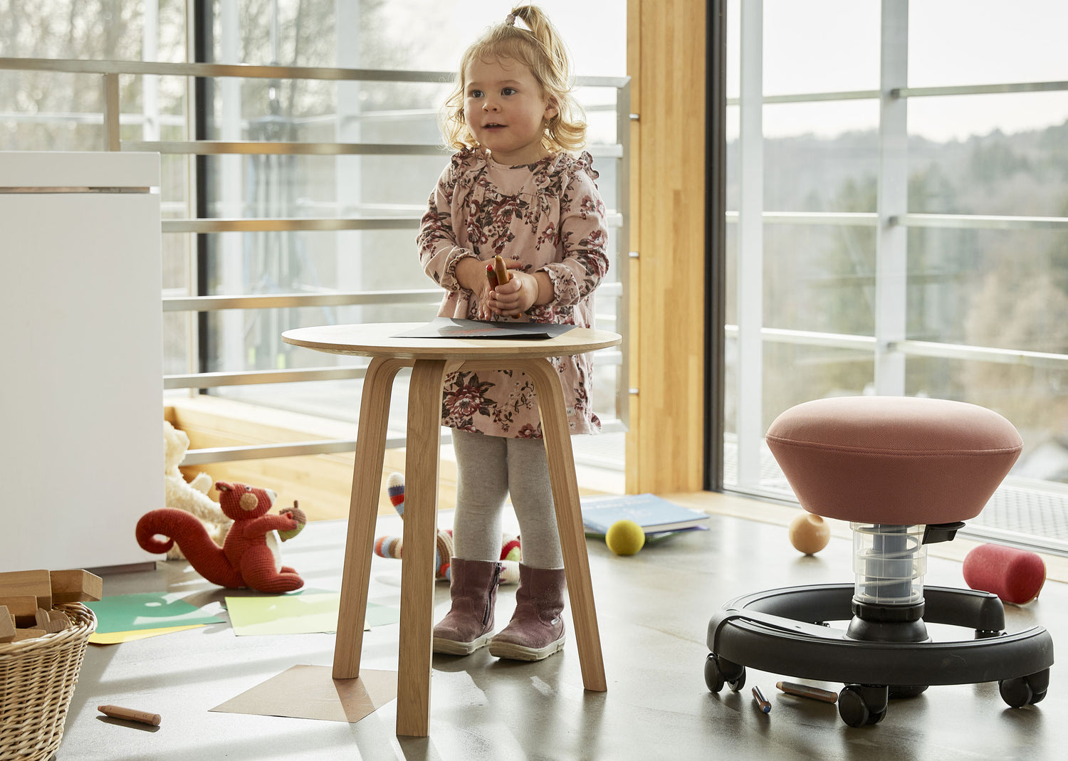 Chaise pivotante pour enfants Swoppster en rose dans la chambre d'enfant