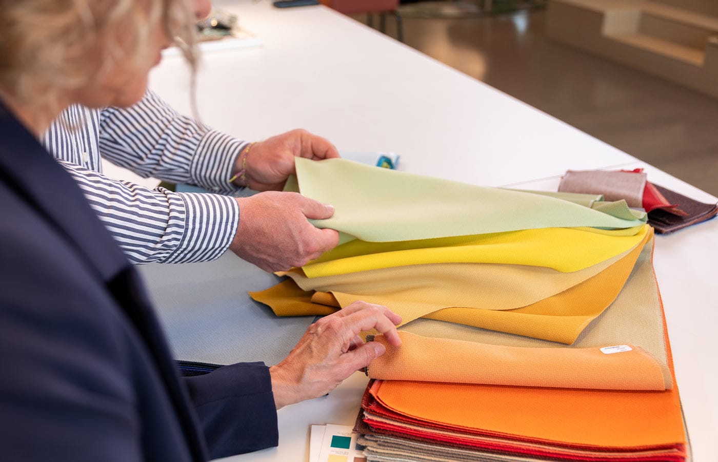 Auswahl an nachhaltigen und langlebigen Bezugsstoffen für ergonomische Bürostühle von Aeris.