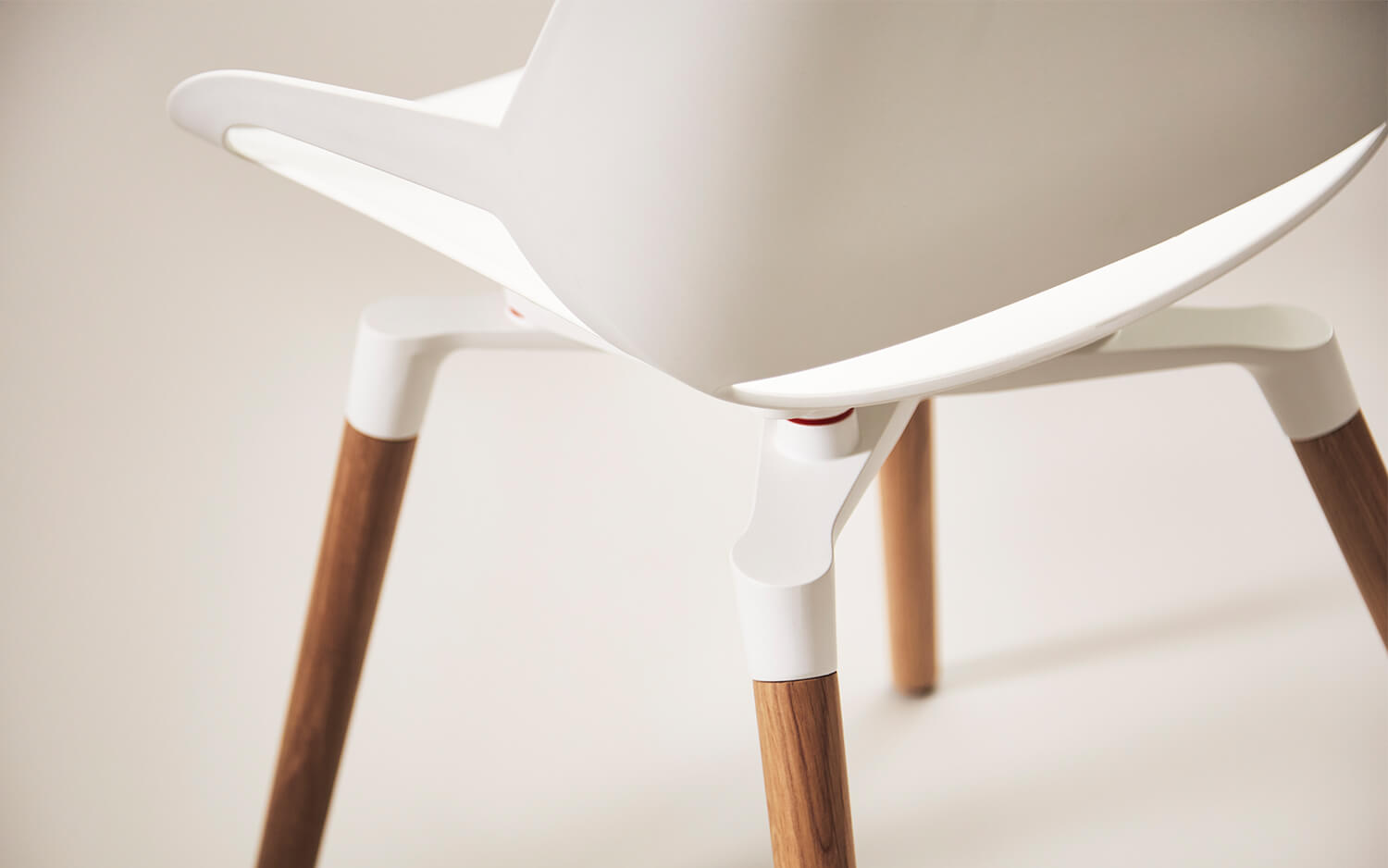 Aeris Numo design chair with wooden legs and white seat shell
