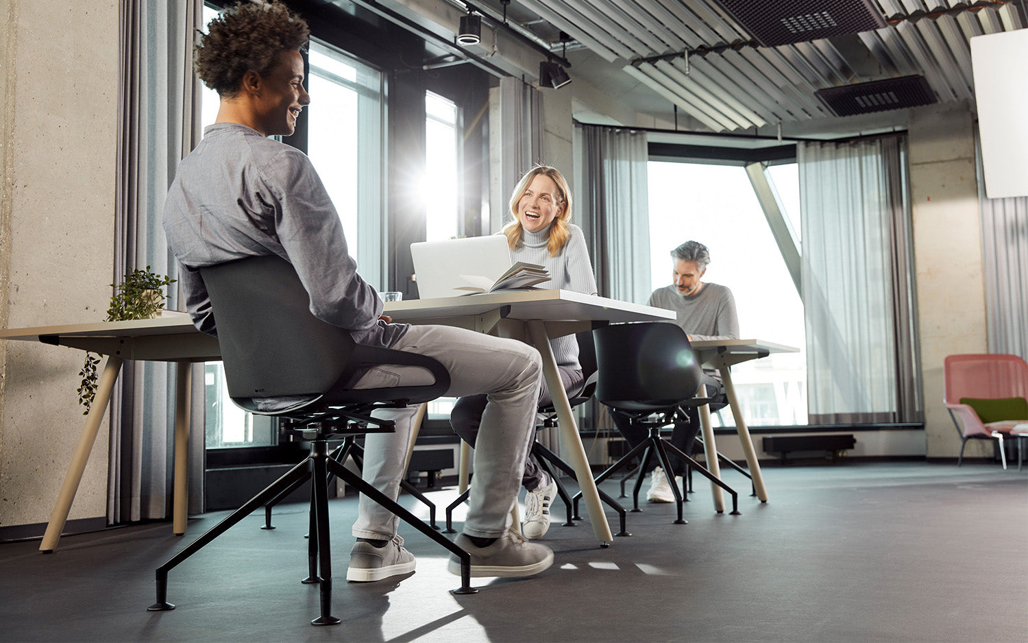 Aeris Numo im Büro: Der Konferenzstuhl ist der optimale Stuhl für jedes Meeting. 