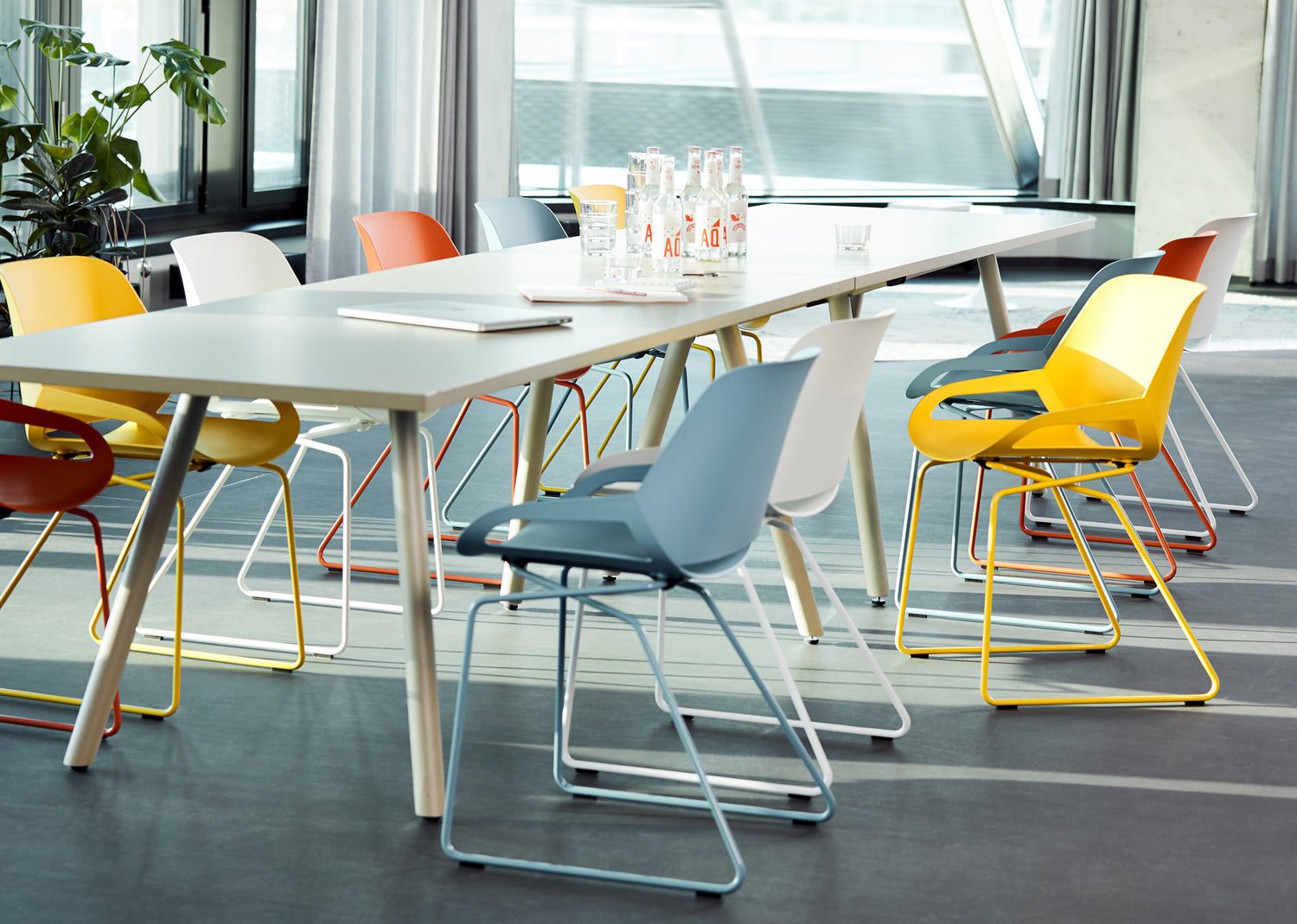 Aeris Numo colorato a un tavolo di riunione in ufficio
